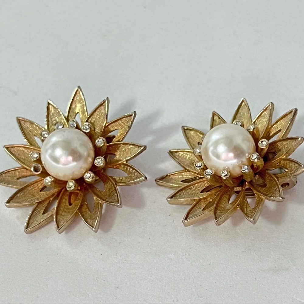 Vtg Goldtone and Pearl Flower Clip on Earrigs Pat Pending Missing 1 Stone